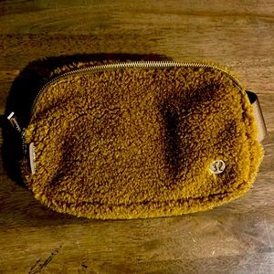 Lulu fleece belt bag camel